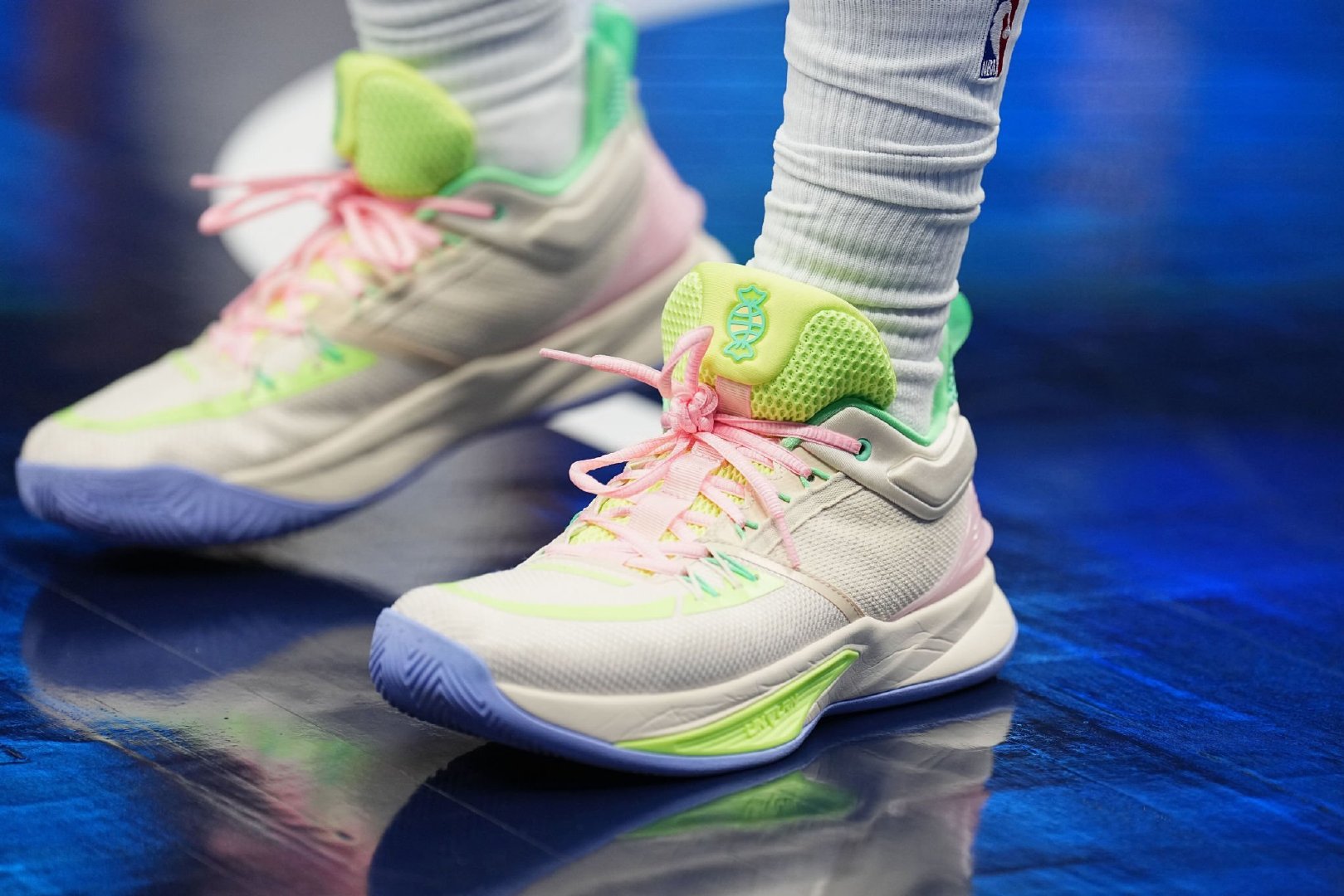 今日nba球鞋上脚,kd14有两位球员去穿,猜猜他们是谁?__财经头条