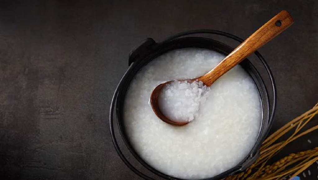 宝宝满周岁就上桌吃成人饭？别操之过急，会影响孩子的肠胃和发育休闲区蓝鸢梦想 - Www.slyday.coM