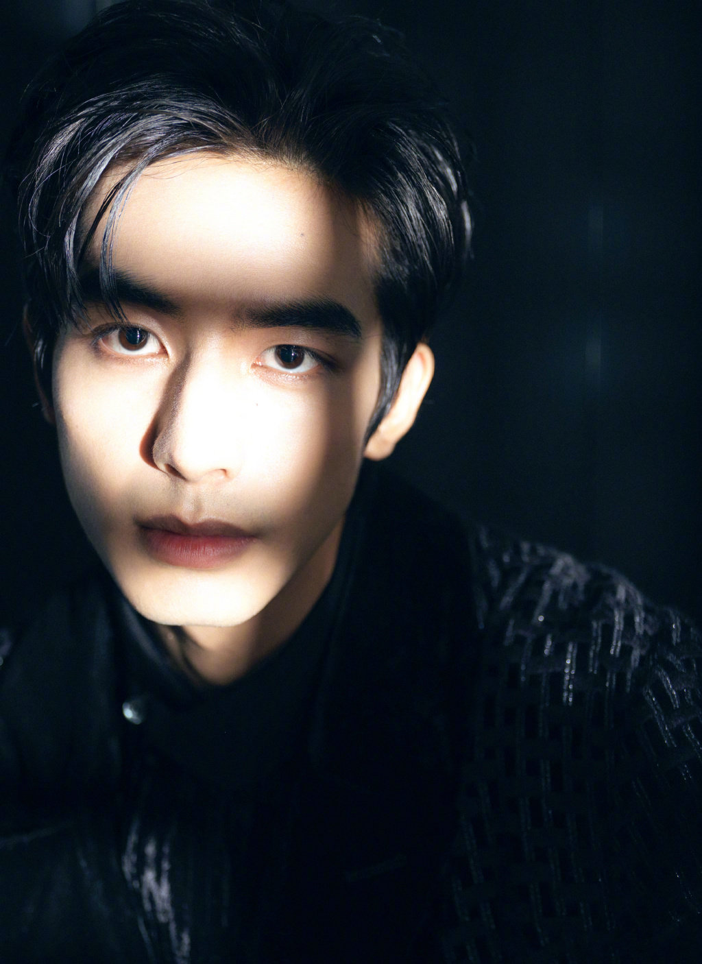 宋威龙湿发背头的全黑造型随性简约的优雅风度