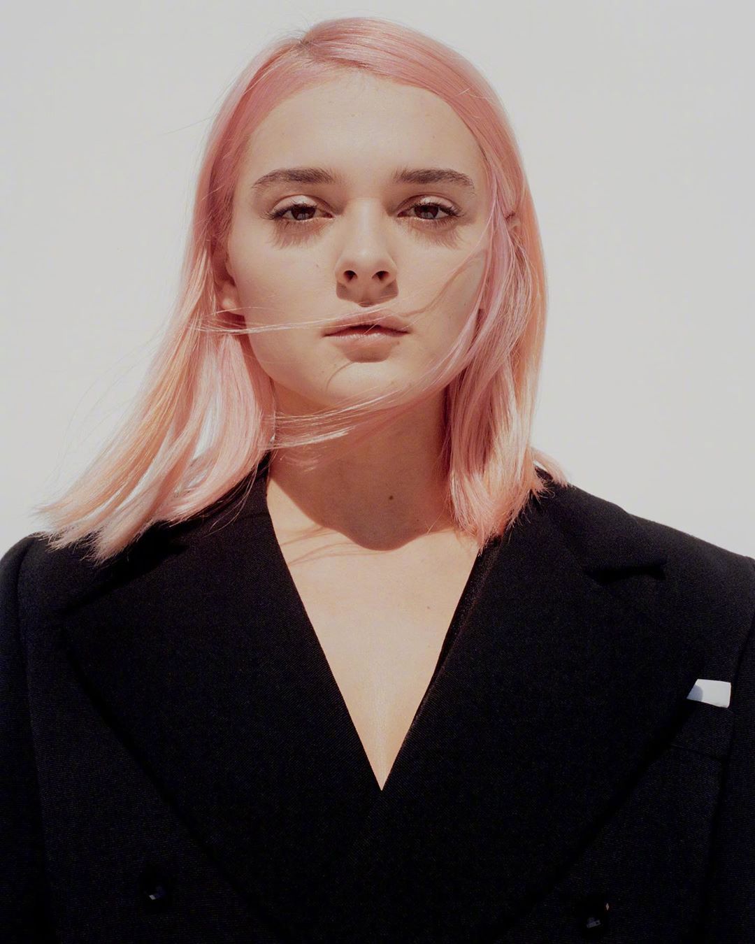 19岁的夏洛特·劳伦斯(charlotte lawrence)在ins上发布