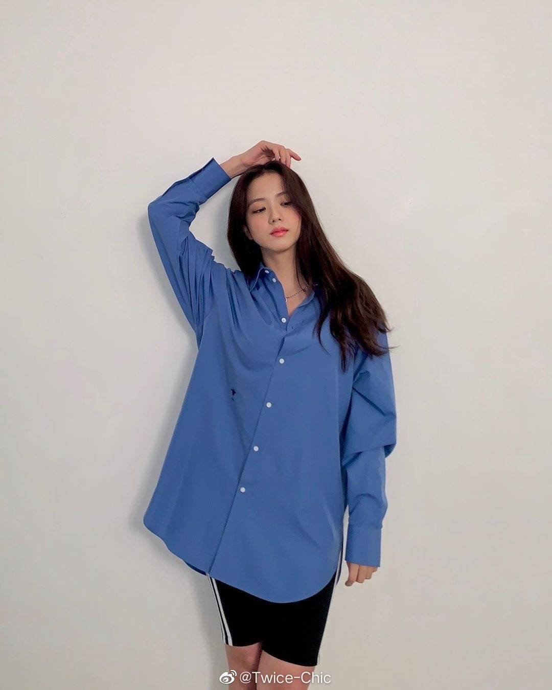 jisoo 金智秀 | 宽大衬衫,骑行短裤,夏日一抹清凉蓝