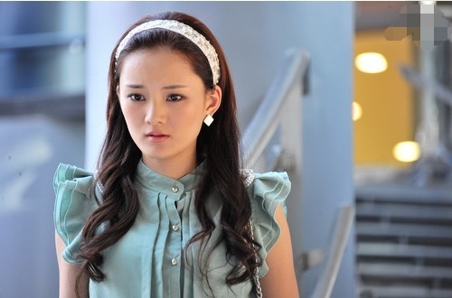 她曾经带资进组,父亲破产后落魄成十八线,昔日霸屏女主变身柜姐