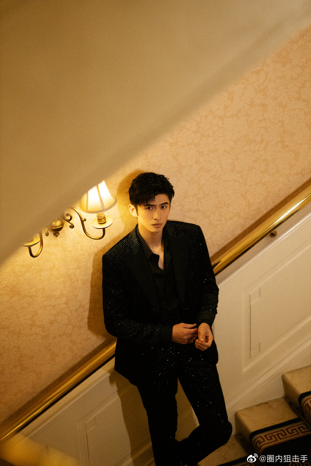 张云龙绿洲晒照,倒三角的身材,深邃的眼神,撩人的湿发