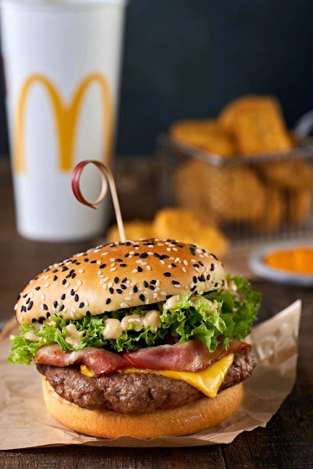 麦当劳【黑金汉堡】超牛新作,吃第一口就失控了!