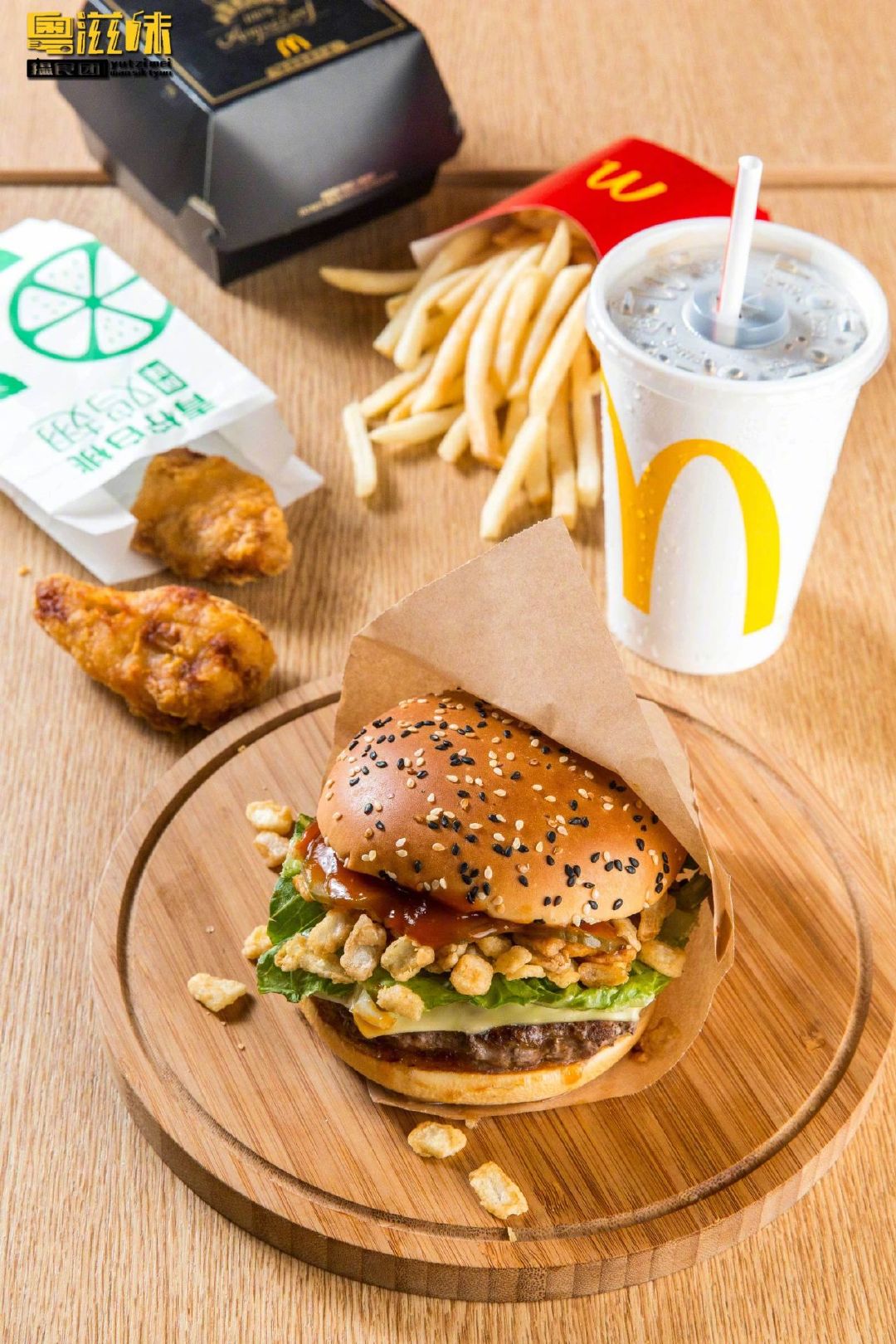 麦当劳【黑金汉堡】超牛新作,吃第一口就失控了!