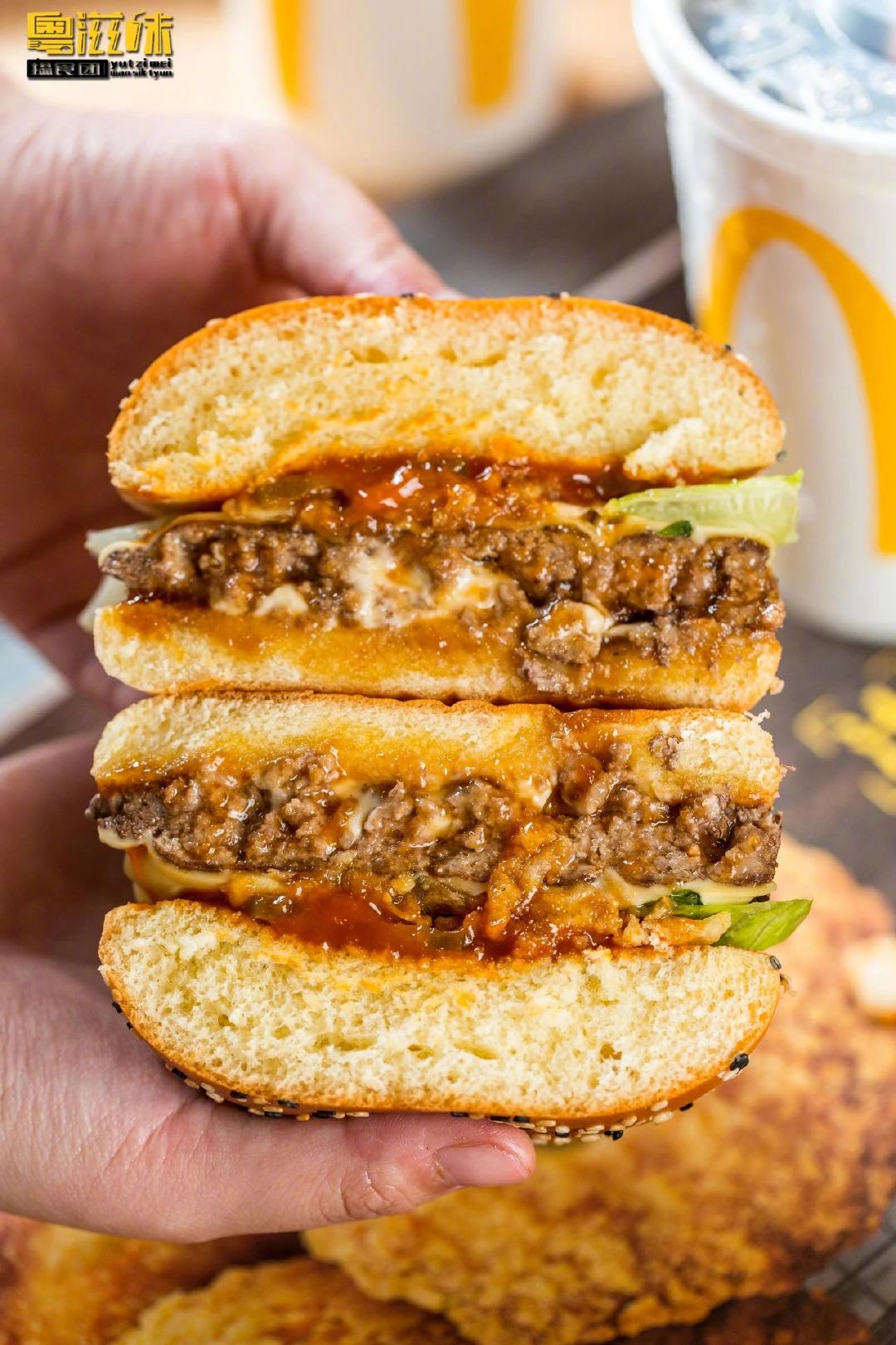 麦当劳【黑金汉堡】超牛新作,吃第一口就失控了!