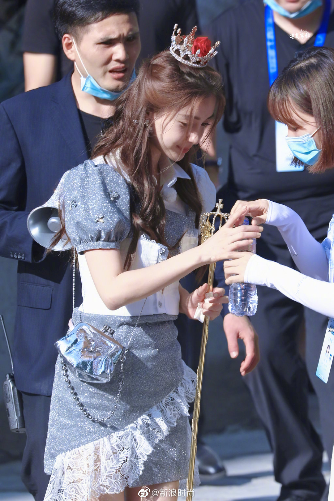 angelababy 晒出今晚跑男的皇冠造型,温柔卷发头戴皇冠