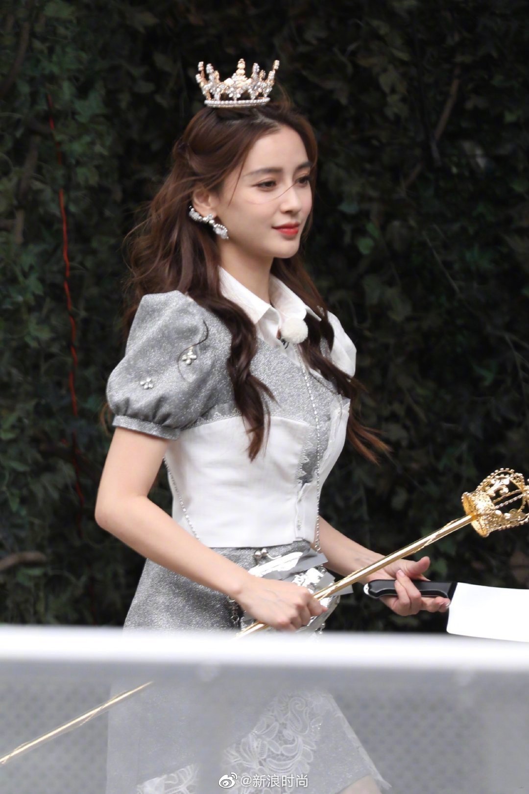 angelababy 晒出今晚跑男的皇冠造型,温柔卷发头戴皇冠