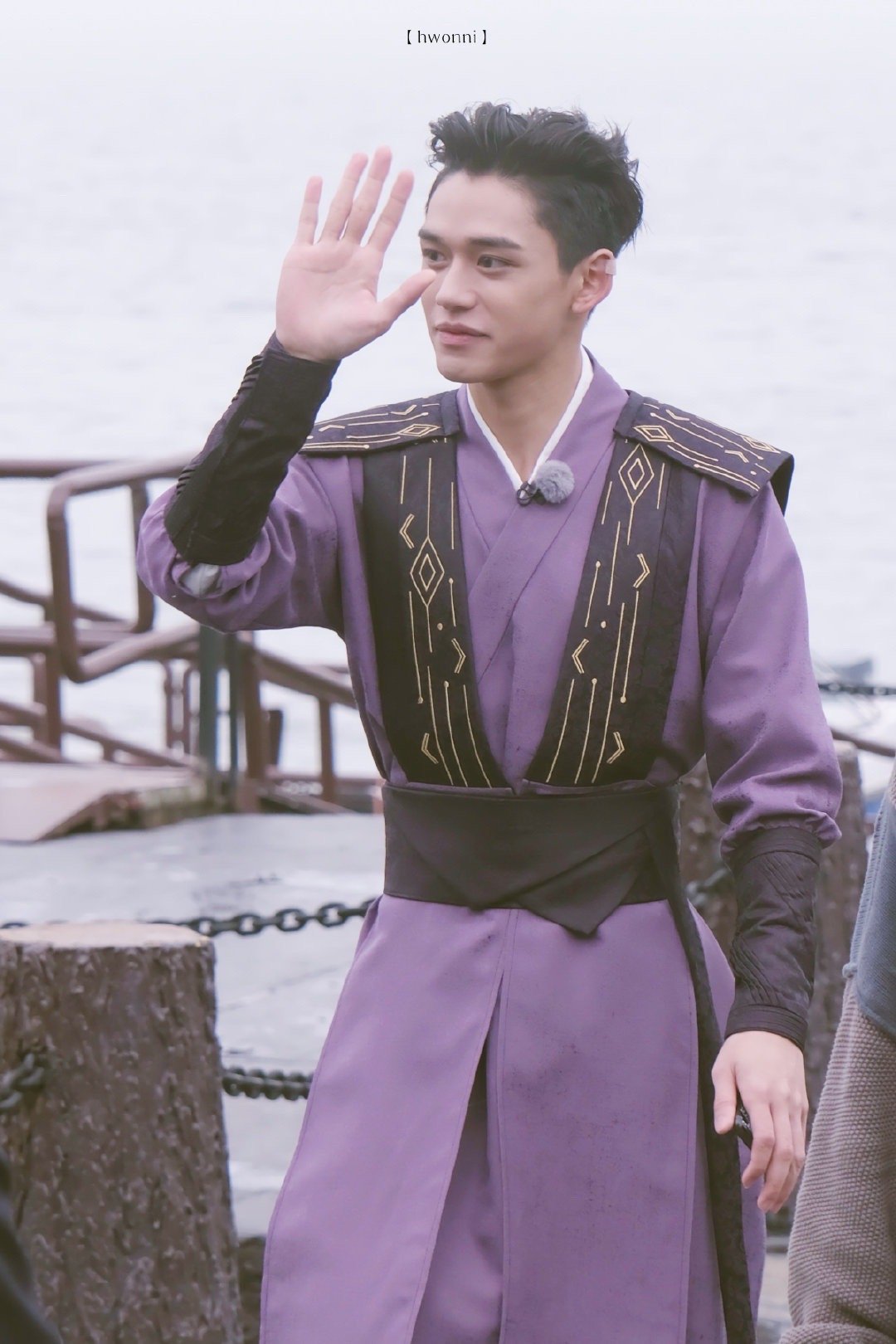 黄旭熙奔跑吧古装路透 一身紫衣长袍好帅