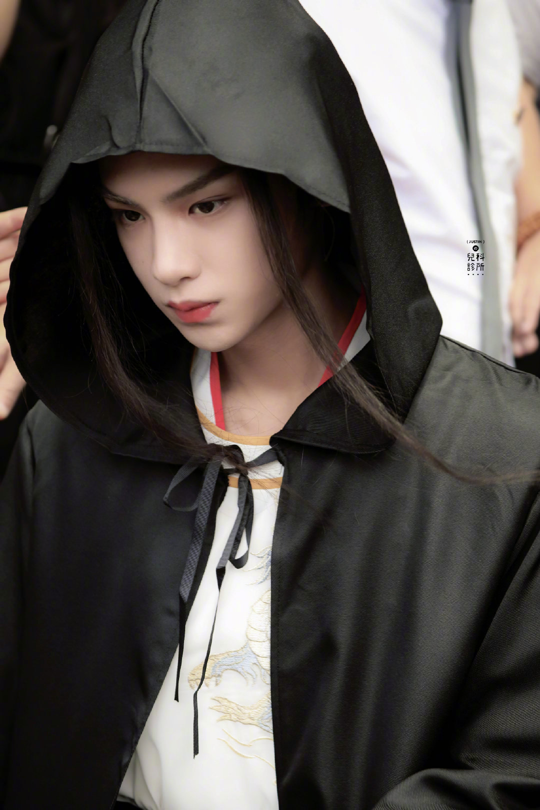 黄明昊今日上班饭拍 黄明昊这个古装斗篷造型看上去好神秘呀……_高清