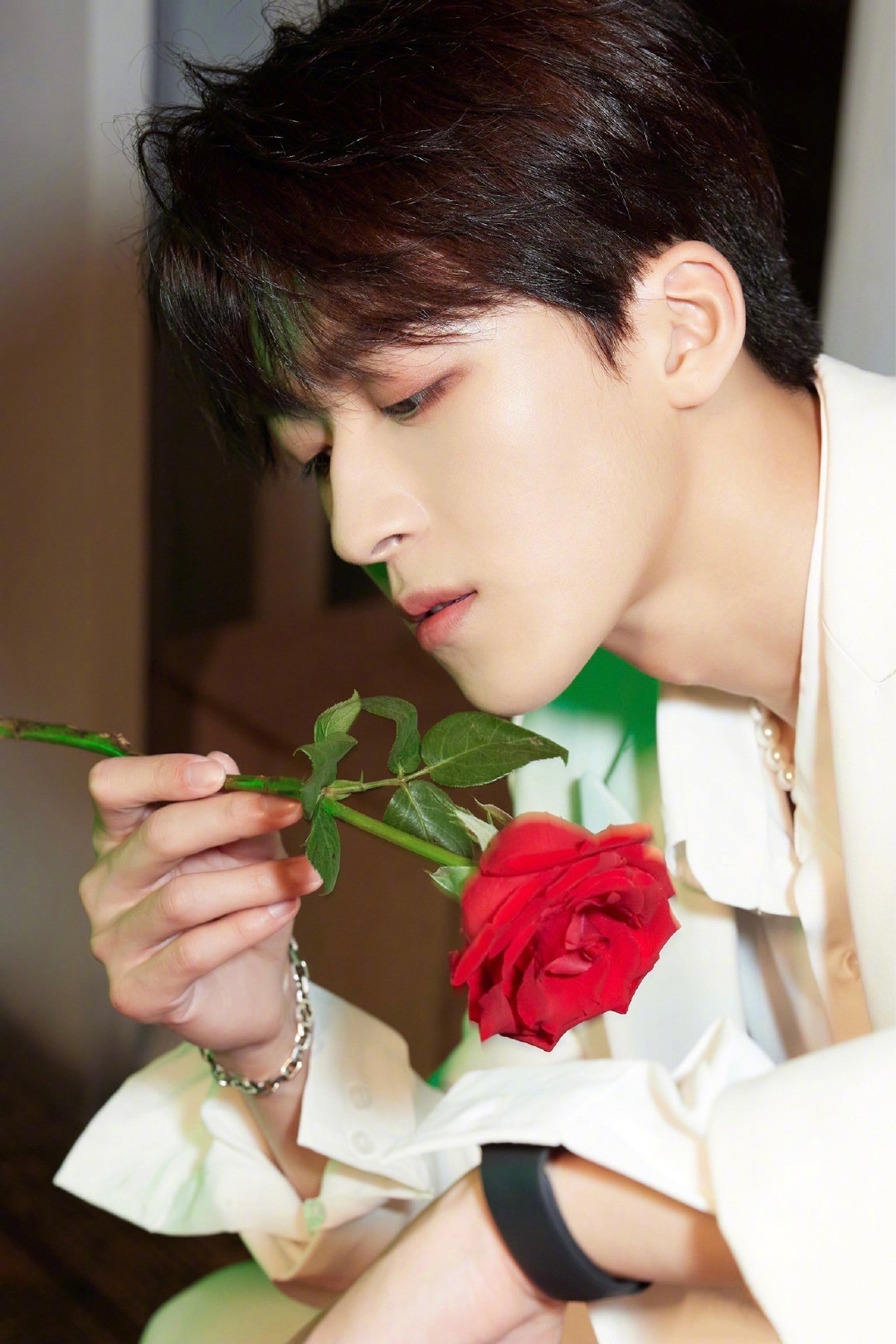 何洛洛一身洁白西装帅气十足