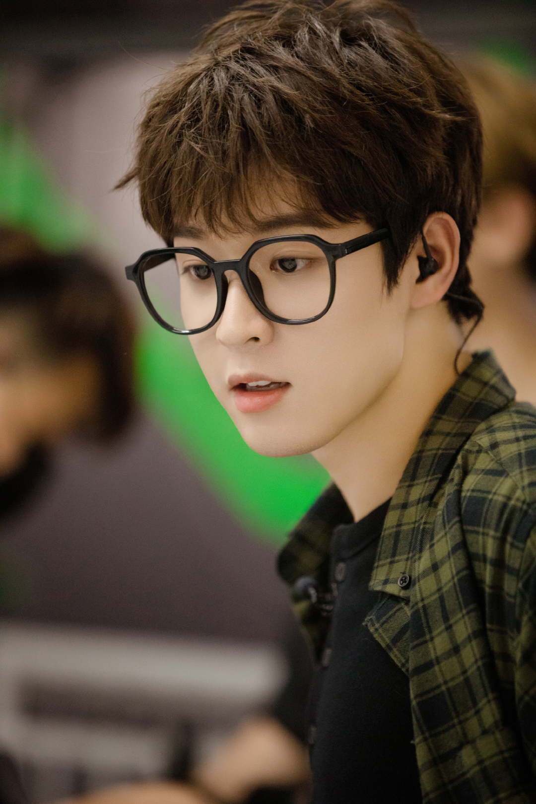 吴宇恒密室大逃脱剧照~ 格子衬衫 黑框眼镜
