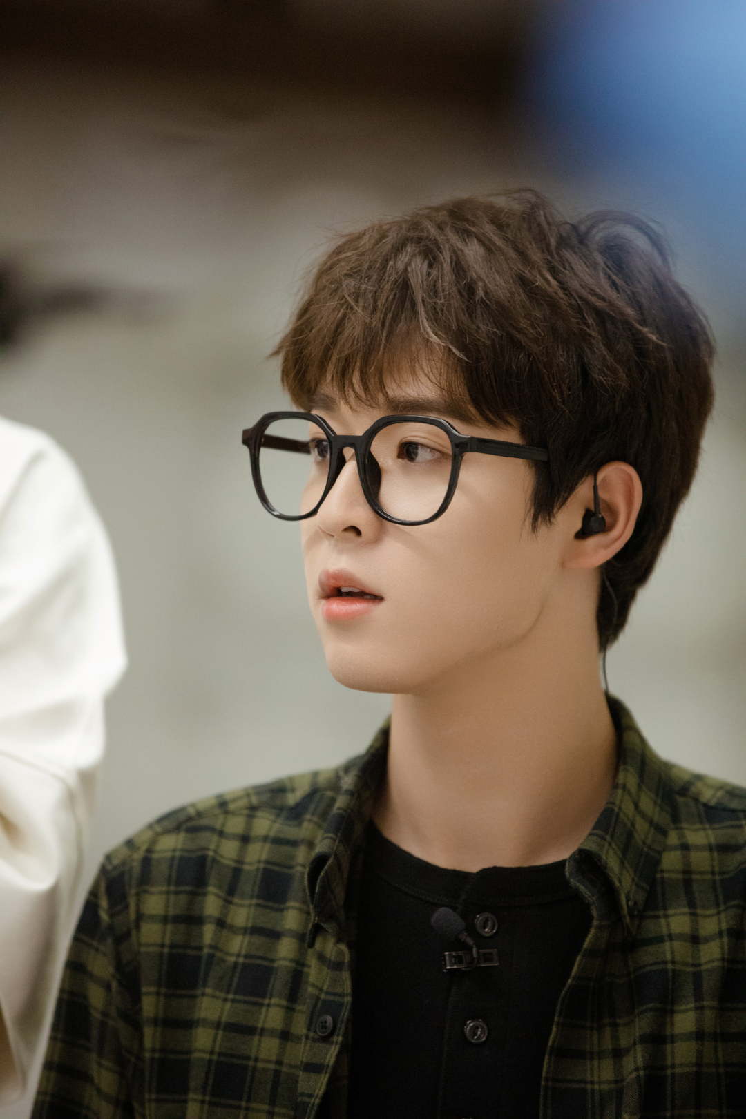 吴宇恒密室大逃脱剧照~ 格子衬衫 黑框眼镜……_高清图集_新浪网