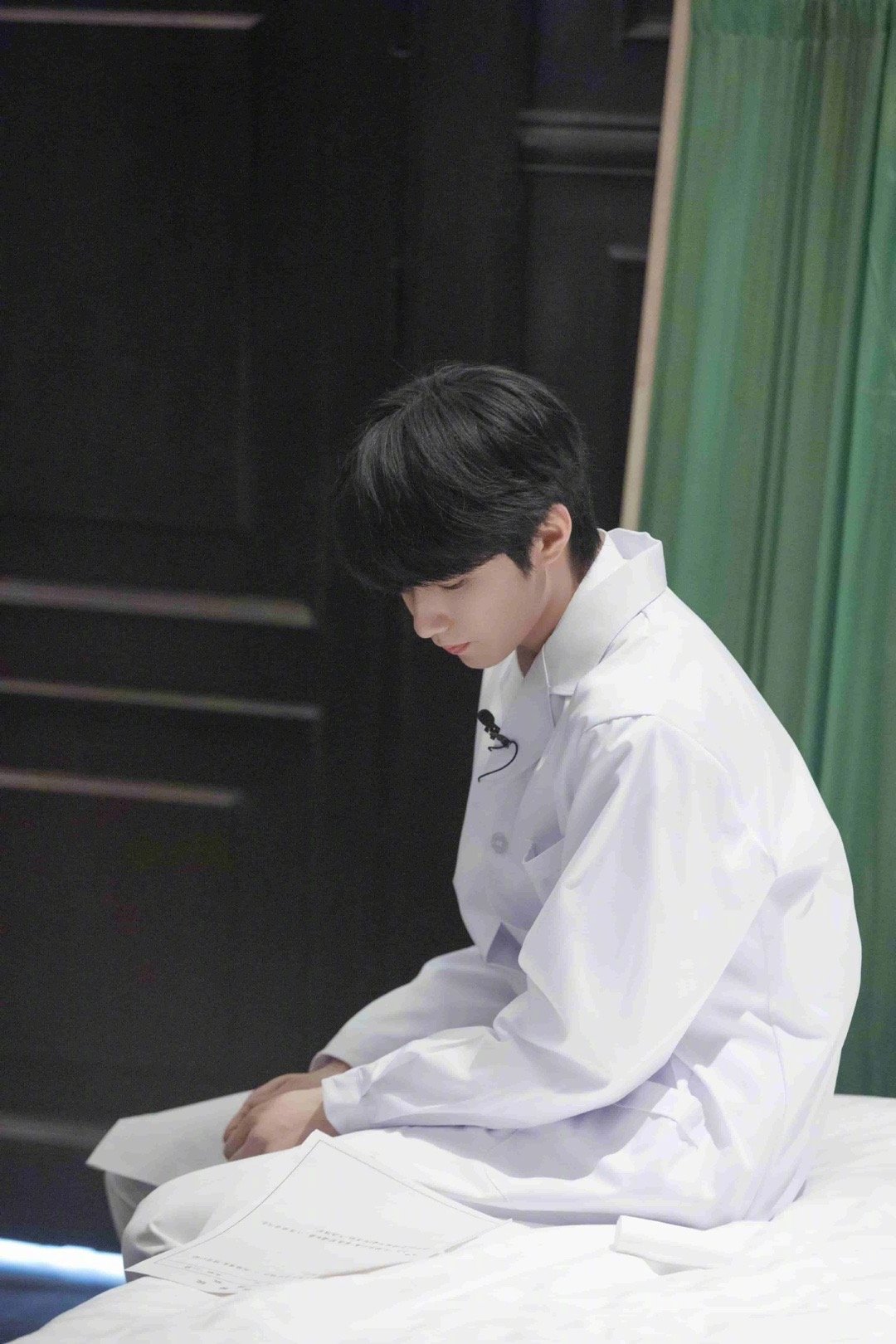 刘耀文密室大逃脱剧照 白衬衫,白大褂……_高清图集_新浪网