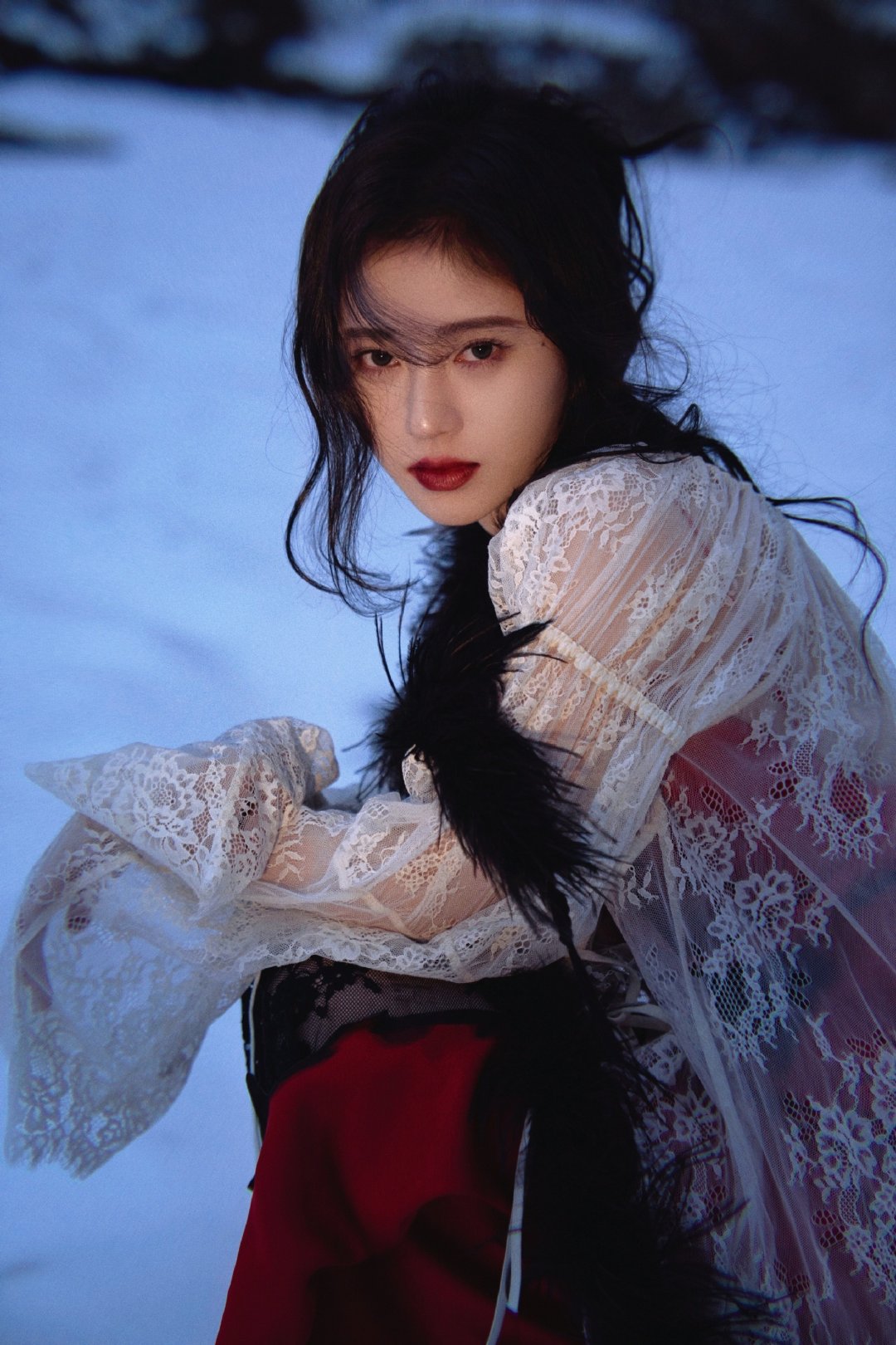 鞠婧祎雪地红衣大片 白雪上一抹红,是火一般的生命力