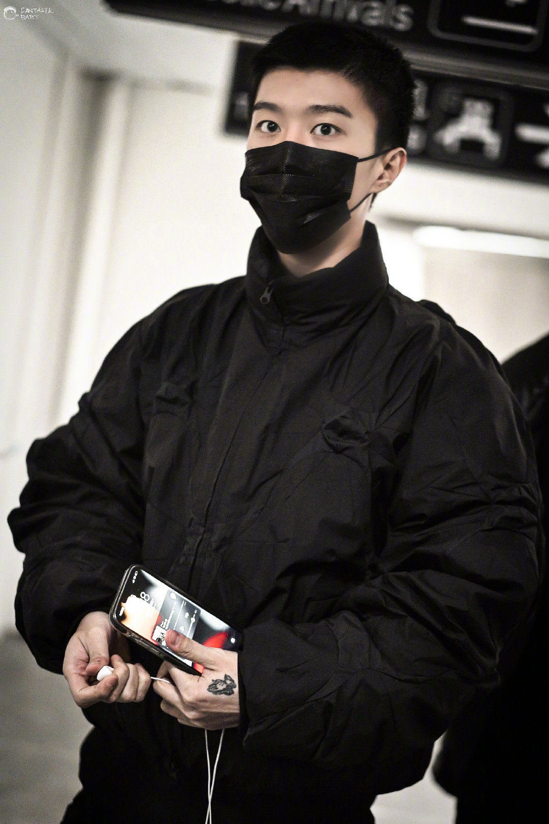 范丞丞今日机场饭拍 有被all black的寸头帅哥蛊到,好帅_高清图集