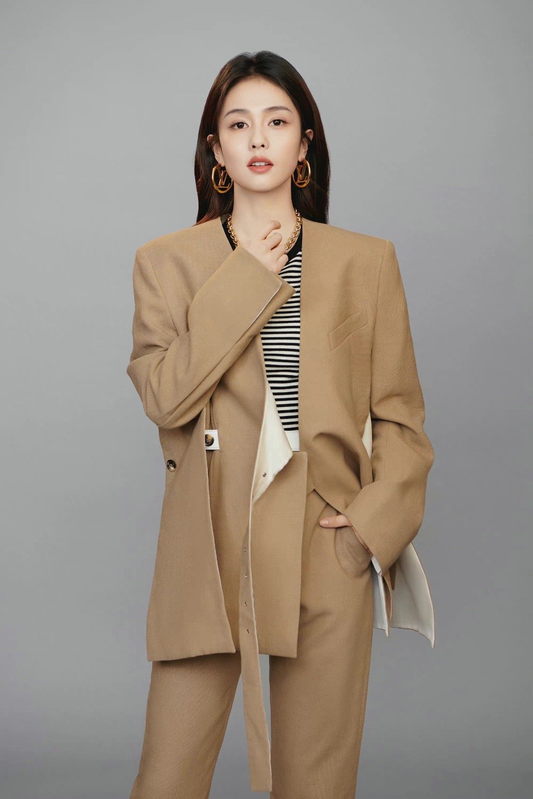 白鹿早春写真图来啦 卡其色不规则西装 条纹内搭……__财经头条