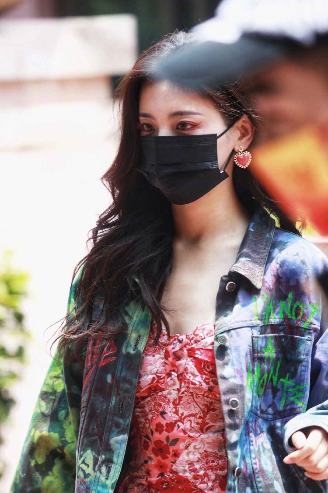 杨超越今日上班饭拍红色碎花连衣裙搭扎染牛仔外套