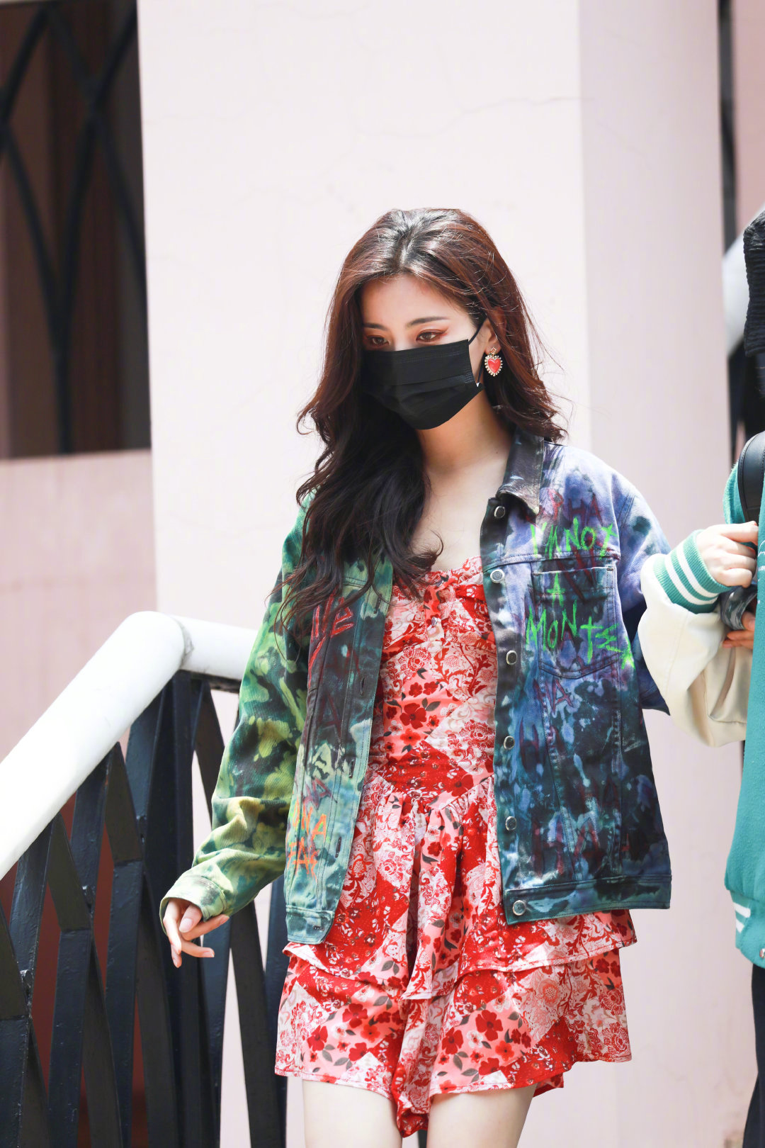 大波浪发型,红色睫毛,超越妹妹太美了@杨超越 678/ 9杨超越今日上班