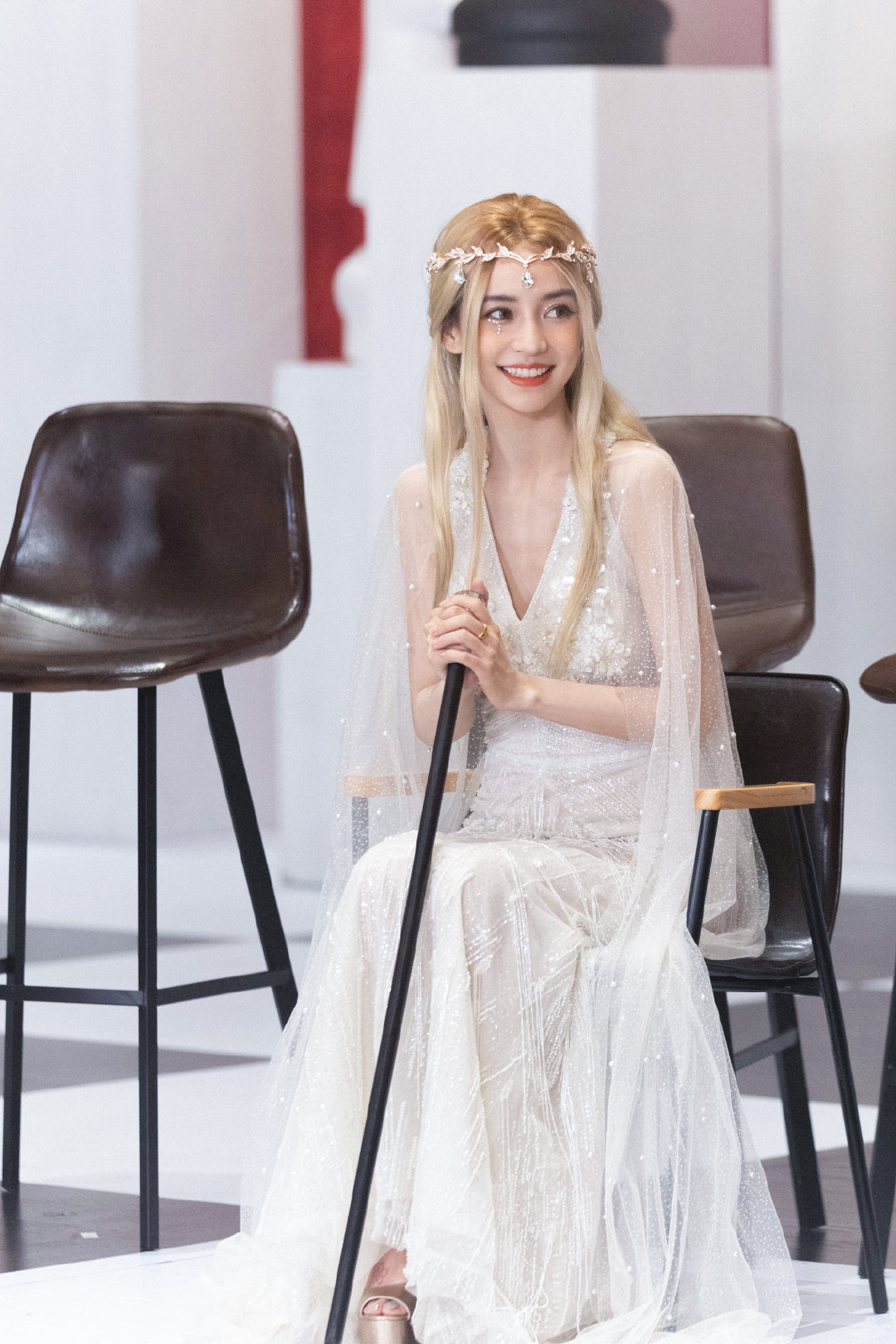 angelababy精灵女王造型金发权杖纱裙披风妆容好精致