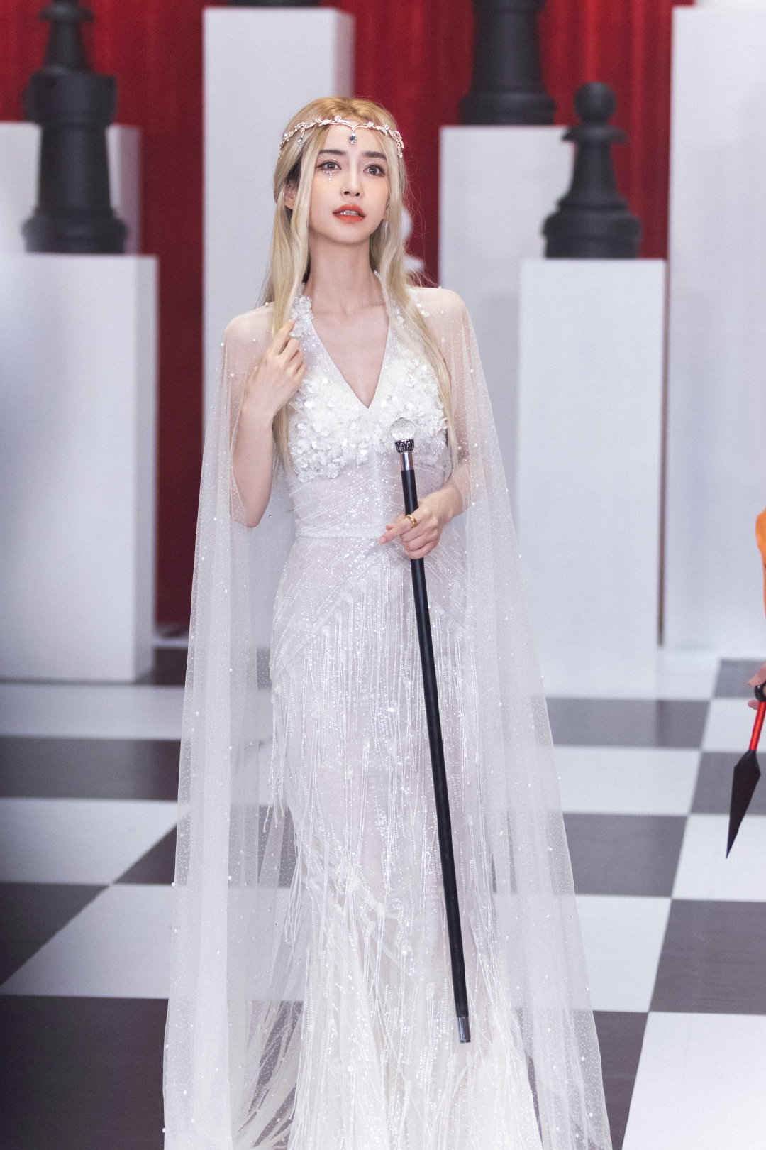angelababy精灵女王造型金发权杖纱裙披风妆容好精致