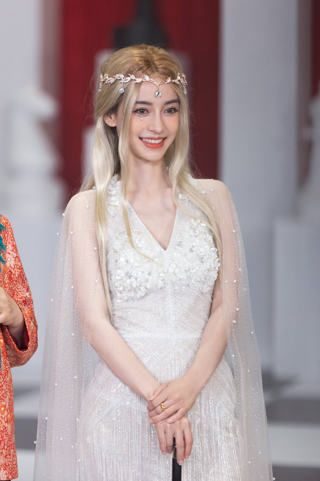 angelababy精灵女王造型金发权杖纱裙披风妆容好精致