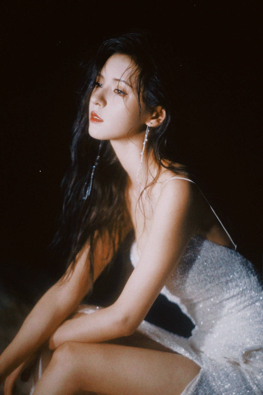 张予曦身着银色高开叉吊礼服宛如仙女落入凡间