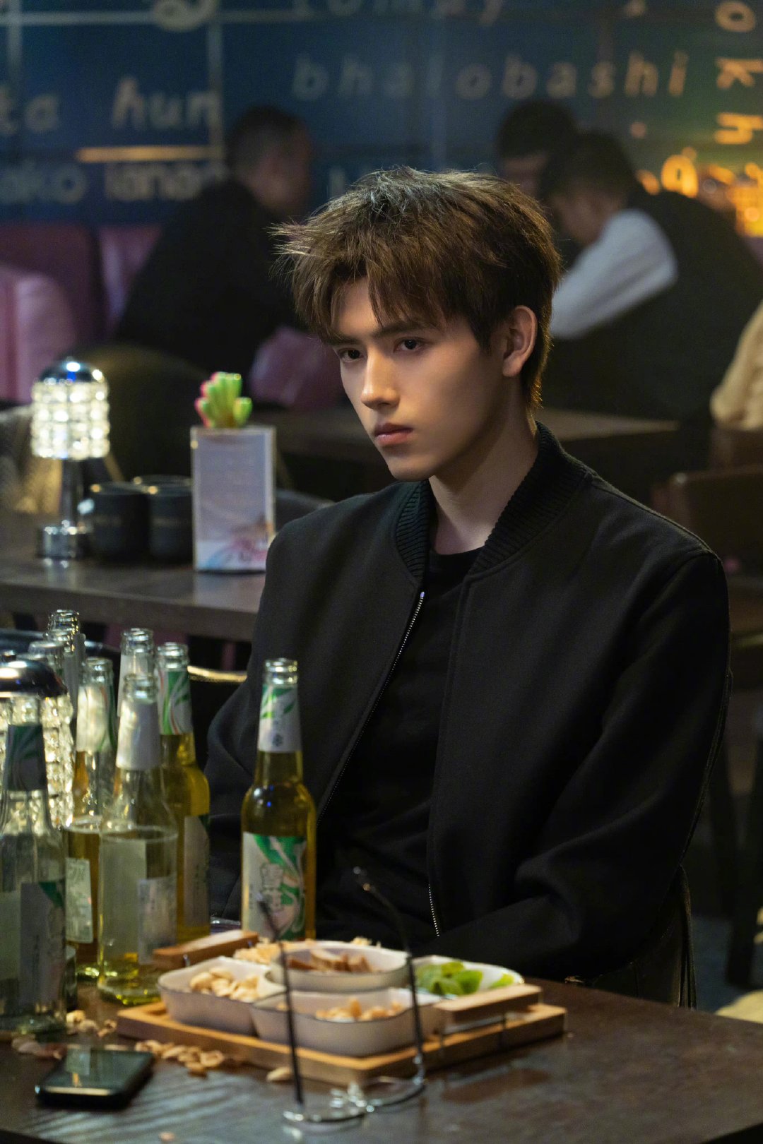 陈飞宇新剧《点燃我,温暖你》开播以来,微博热搜居高不下