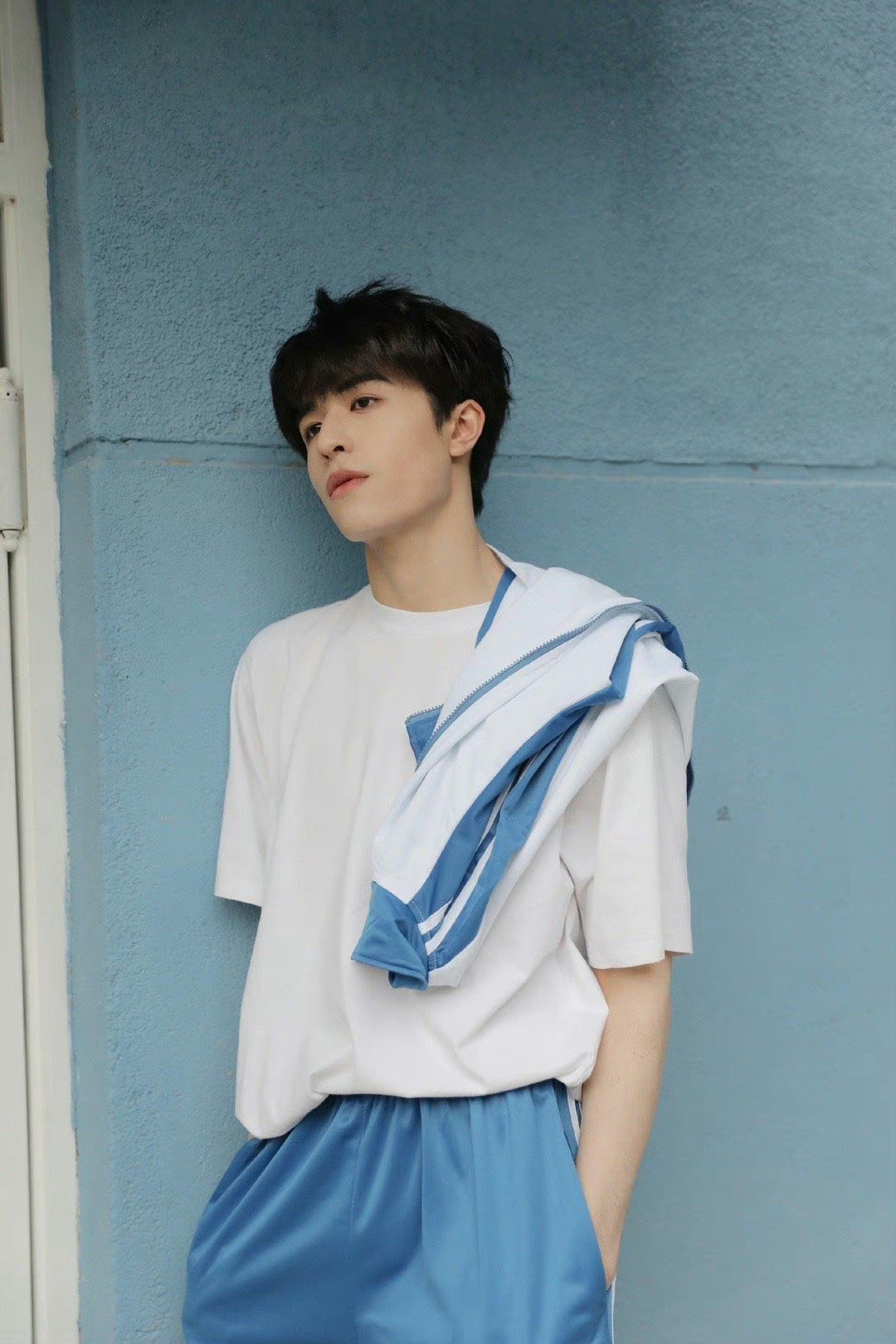 尹浩宇蓝白校服操场随拍这是哪里来的帅气男高太令人心动啦