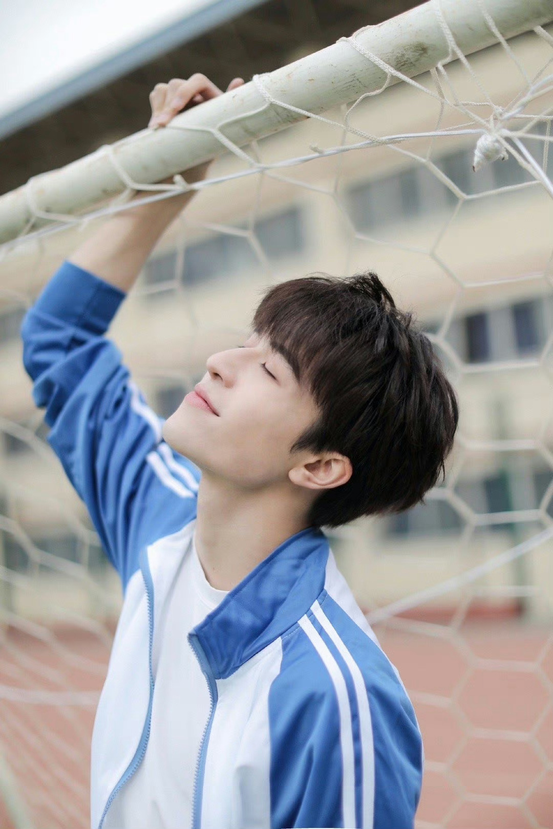 尹浩宇蓝白校服操场随拍这是哪里来的帅气男高太令人心动啦