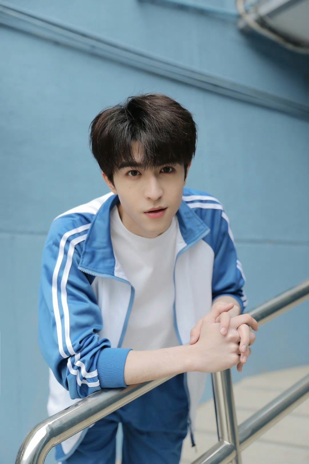 尹浩宇蓝白校服操场随拍这是哪里来的帅气男高太令人心动啦