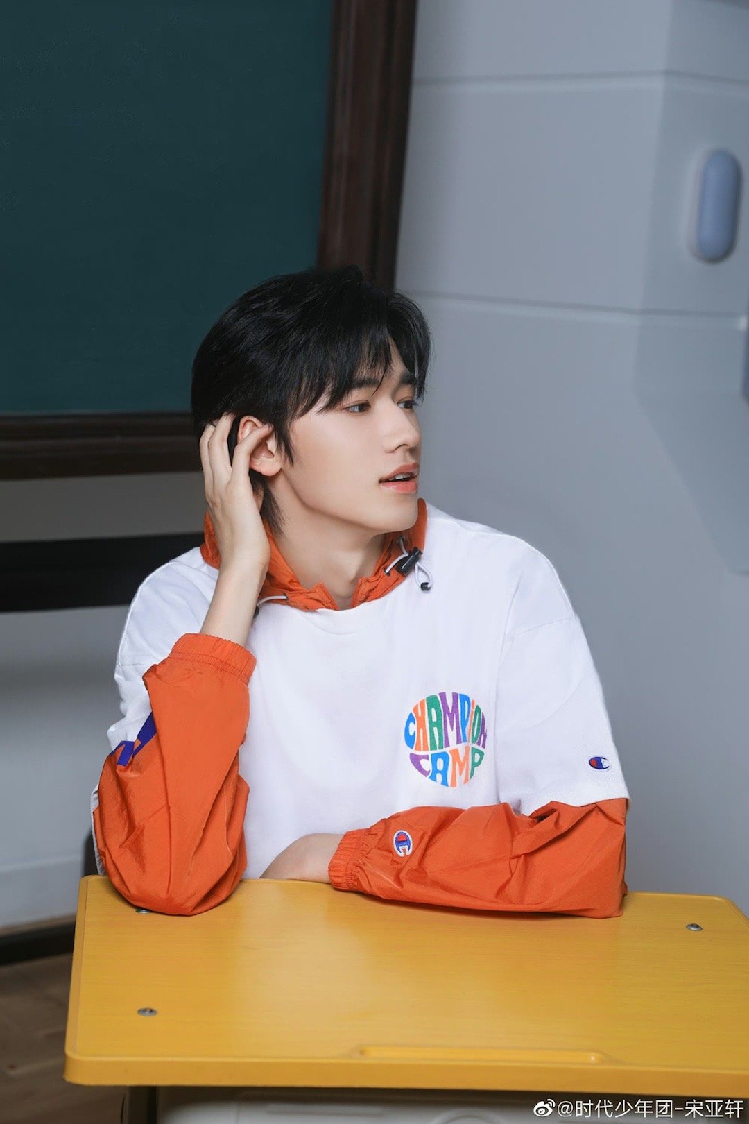 宋亚轩最新写真橘色领卫衣梦回养猪时期宋村村