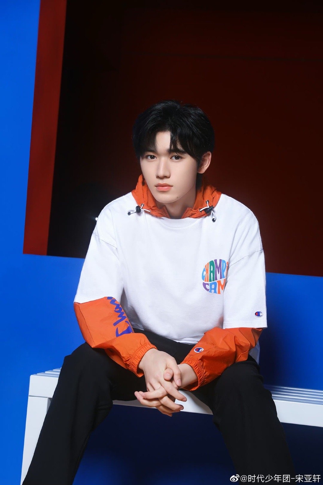 宋亚轩最新写真🈶 橘色领卫衣梦回养猪时期宋村村……__财经头条