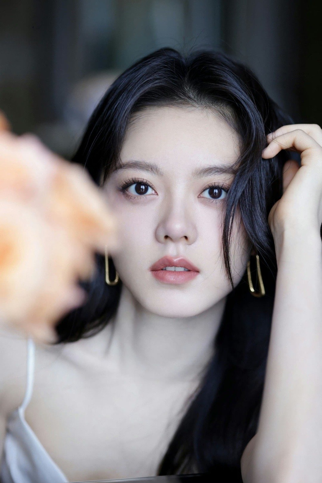 赵今麦今日活动路透白色露腰套装长发造型好美的麦麦