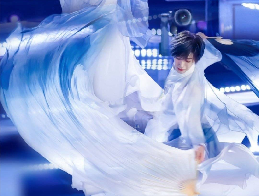 特别是他跳《大鱼》时,转动扇子的瞬间,仿若一副中国古典的水墨画,谁