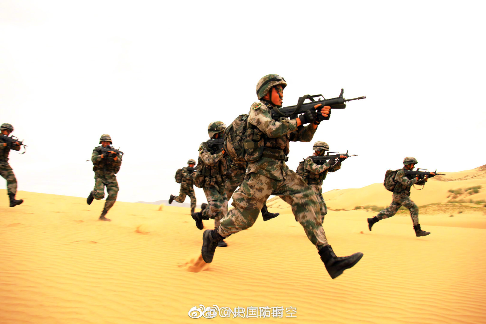 塞北戈壁,陆军第79集团军某合成旅开展实战化演练