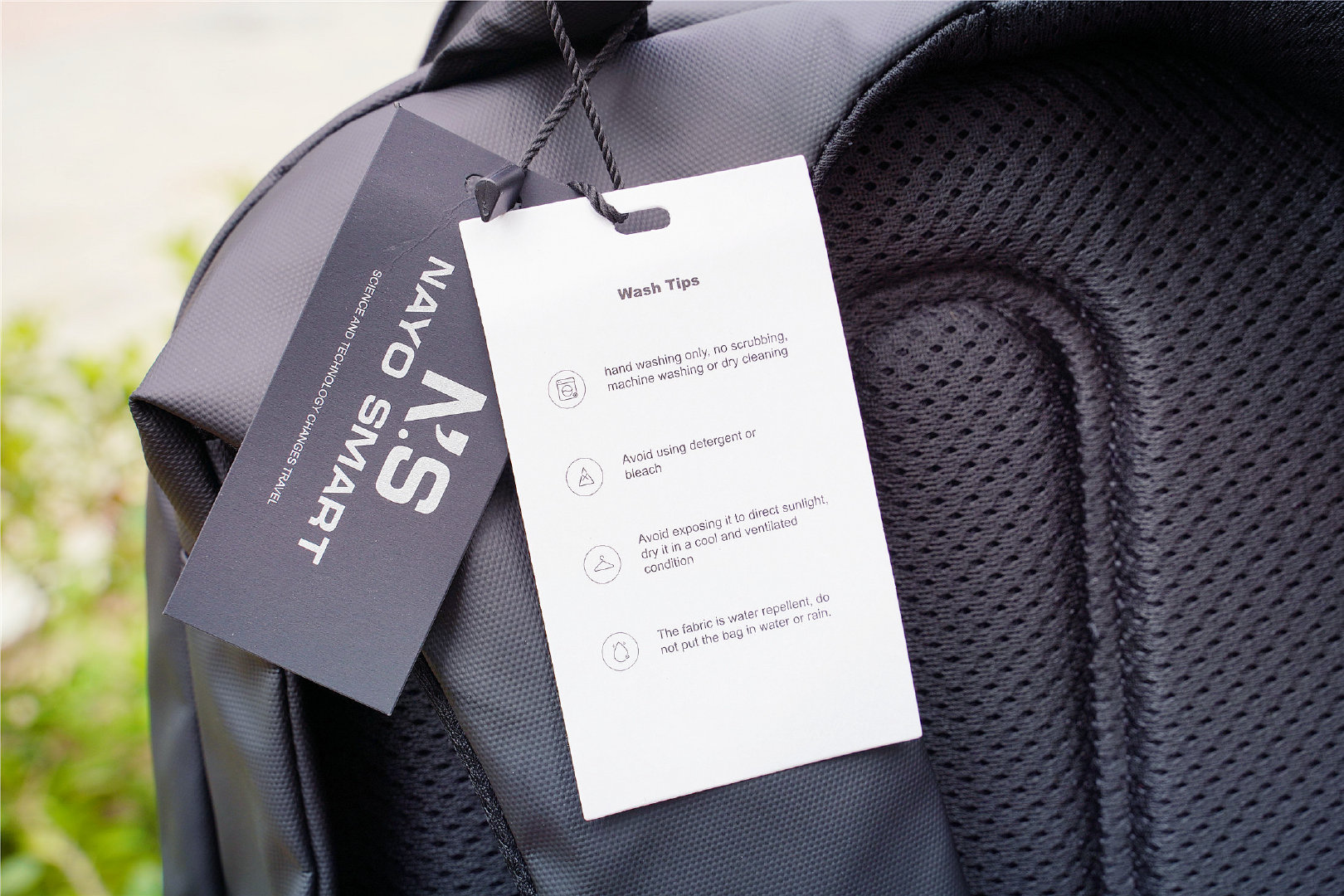 吊牌特写,以英文为主