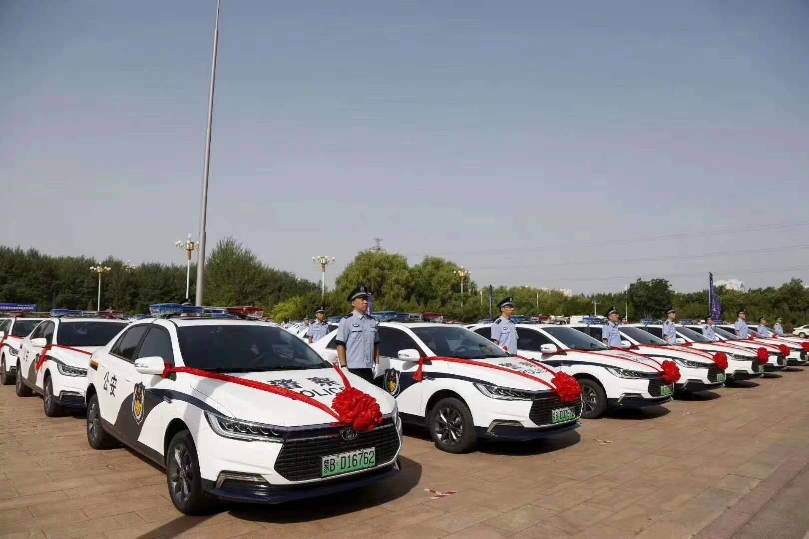 最近比亚迪的秦ev被政府采购的消息越来越多,从出租车到警车都是它