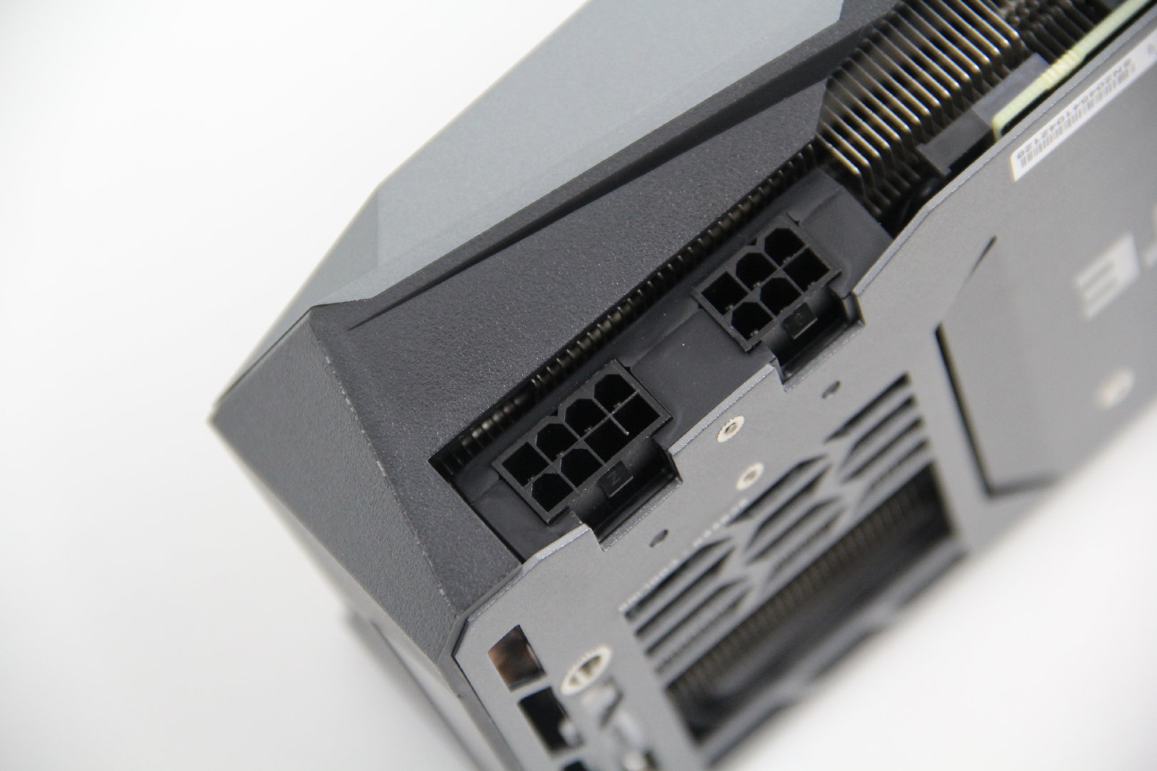 而供电接口方面,技嘉rtx 3060 ti 魔鹰 pro供电接口并没有使用公版