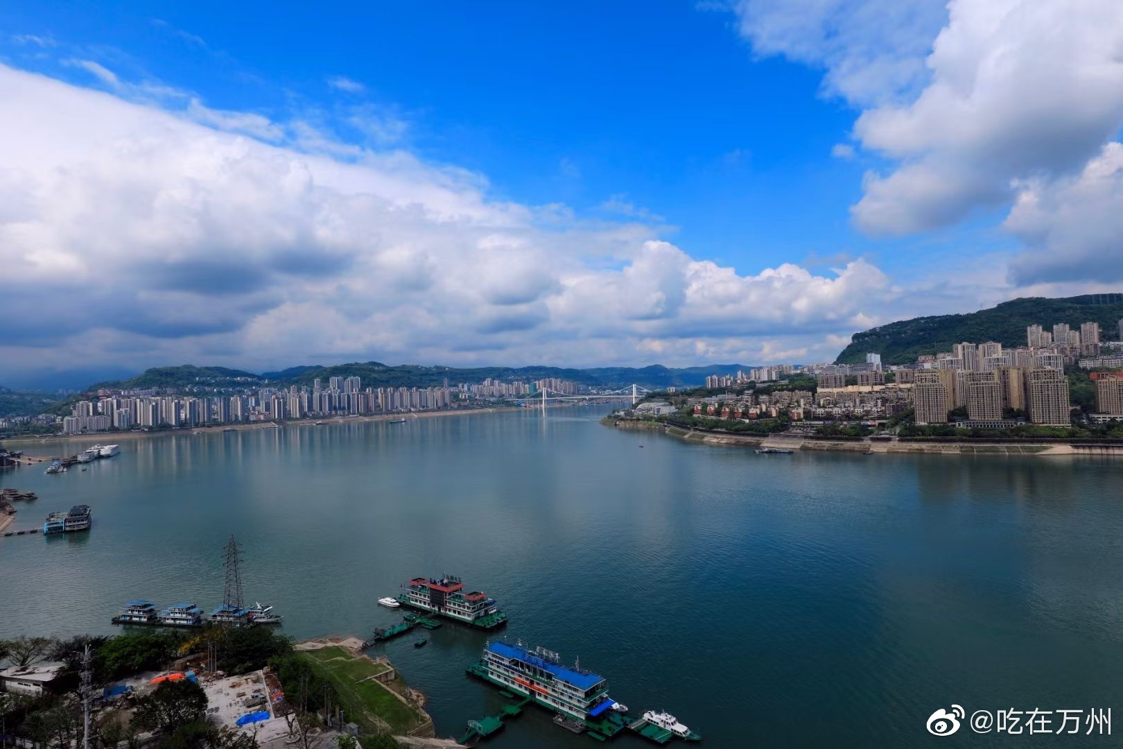 雨后放晴,此时平湖之上的蓝天,白云,碧水,青山,大美万州!