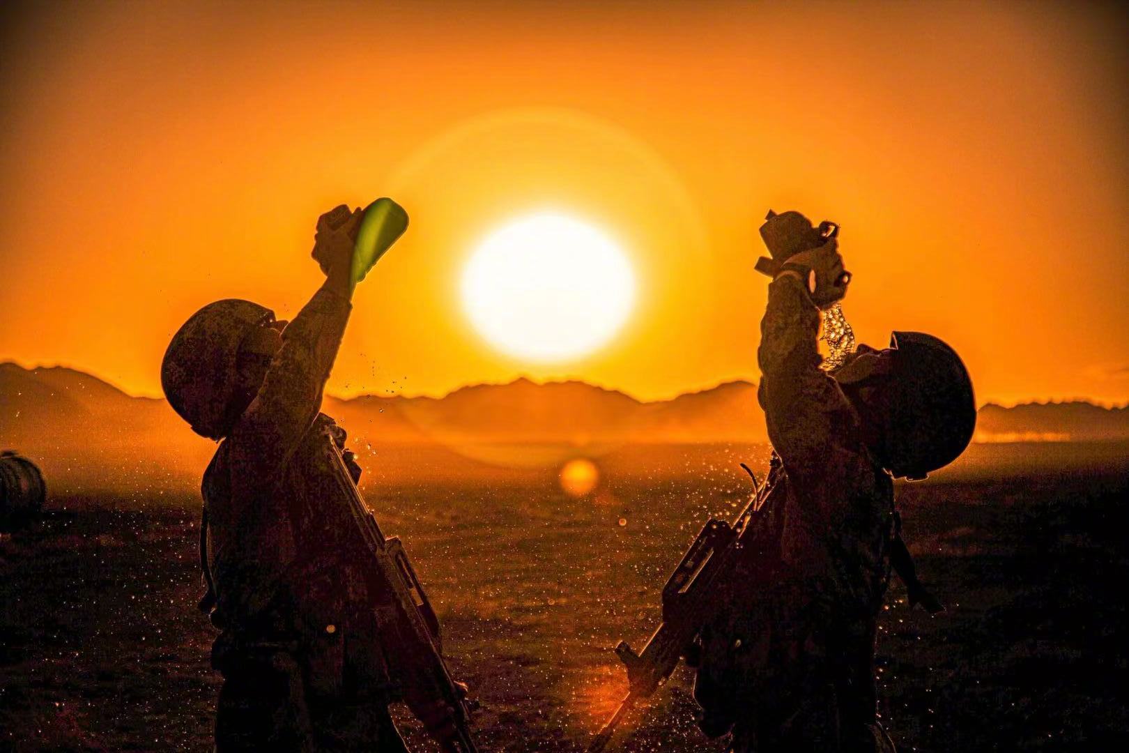 剪影大片!大漠戈壁里的中国军人