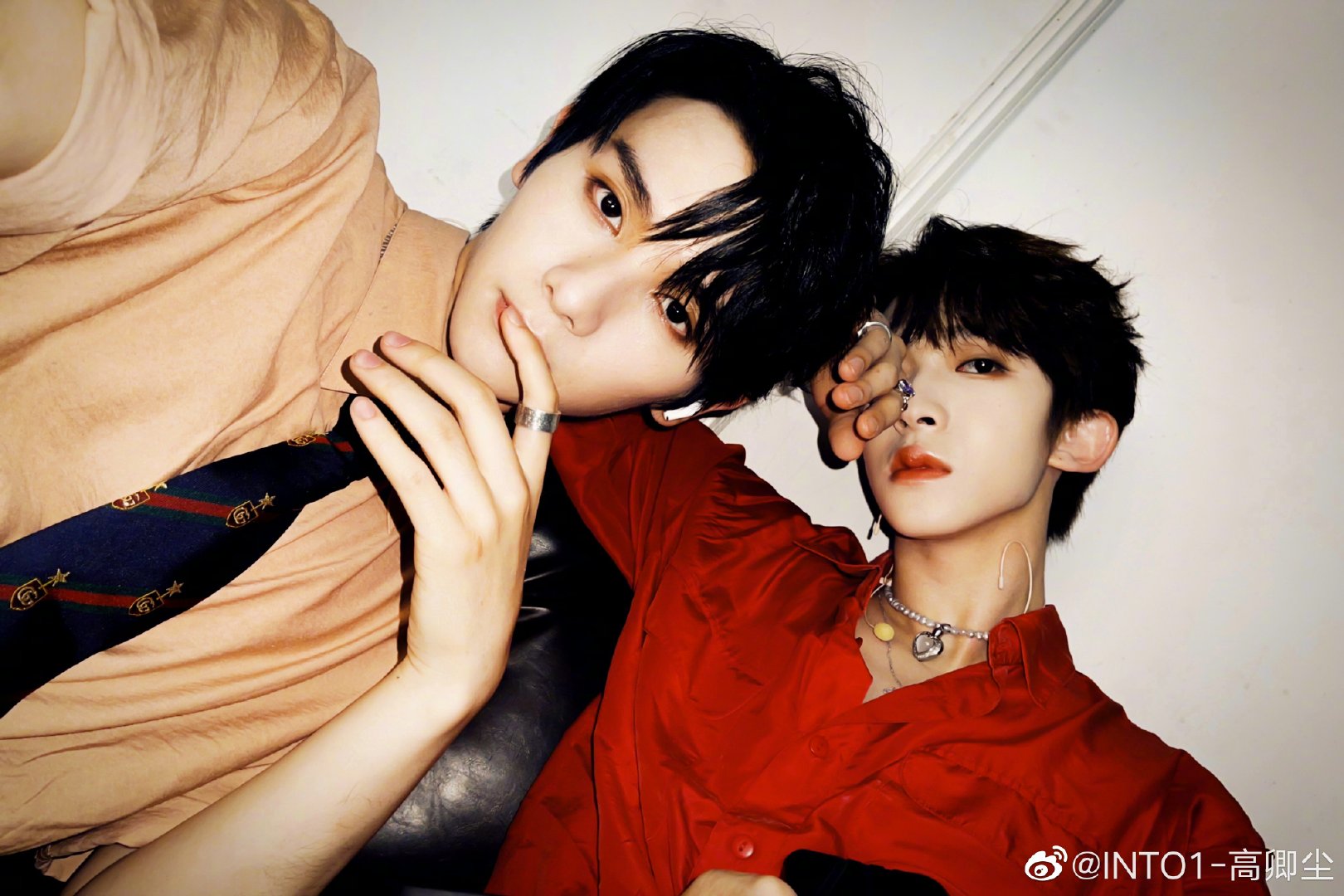 高卿尘晒出和刘宇最新合照,胶片氛围感下两位帅哥复古帅气!