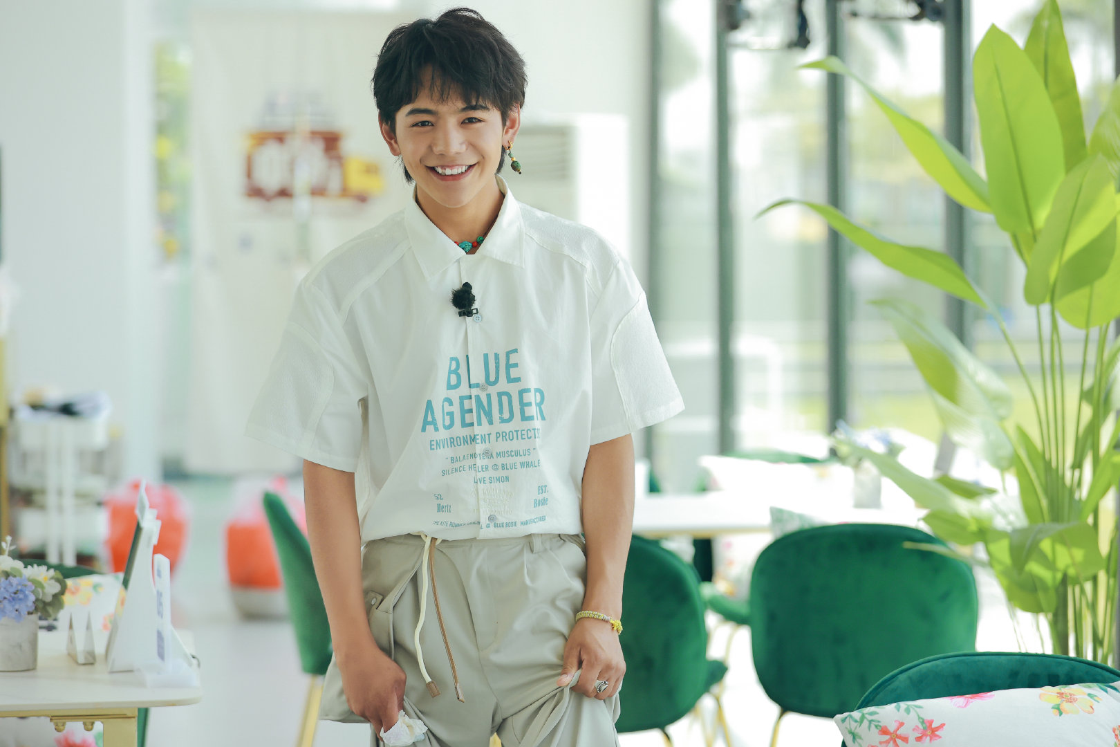 今晚十点湖南卫视,@理塘丁真 今天又有劈椰子了……__财经头条