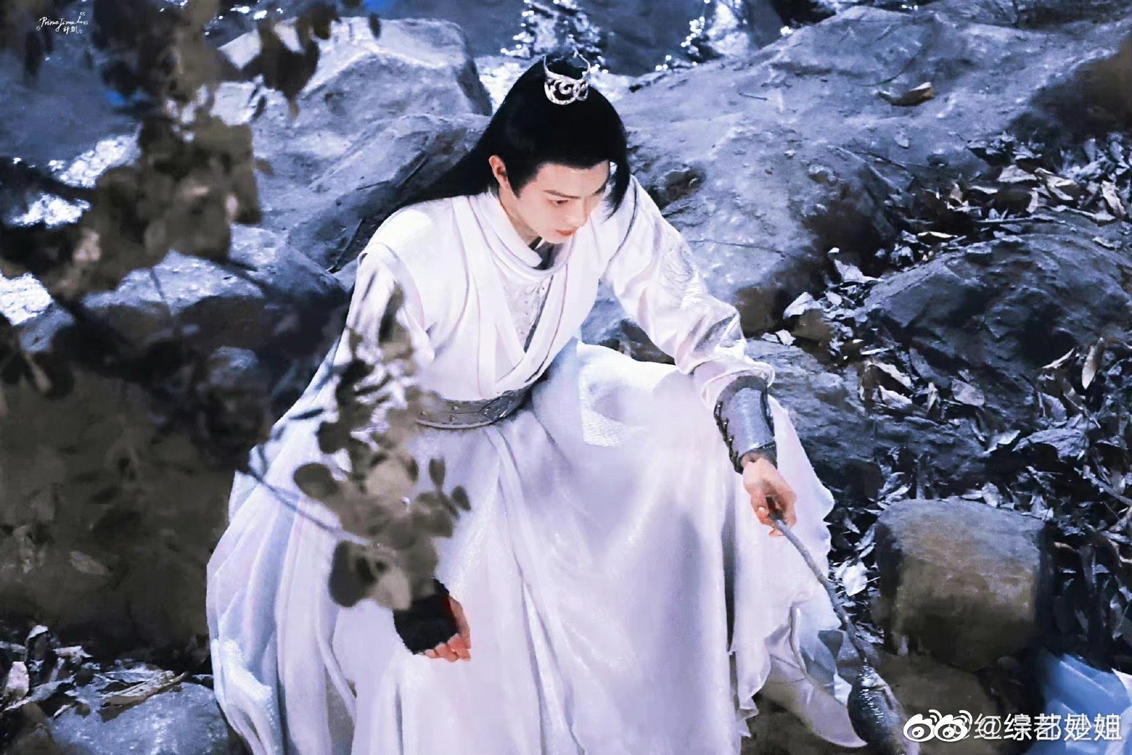 许凯雪鹰领主饭拍路透图一身白衣古装造型好帅