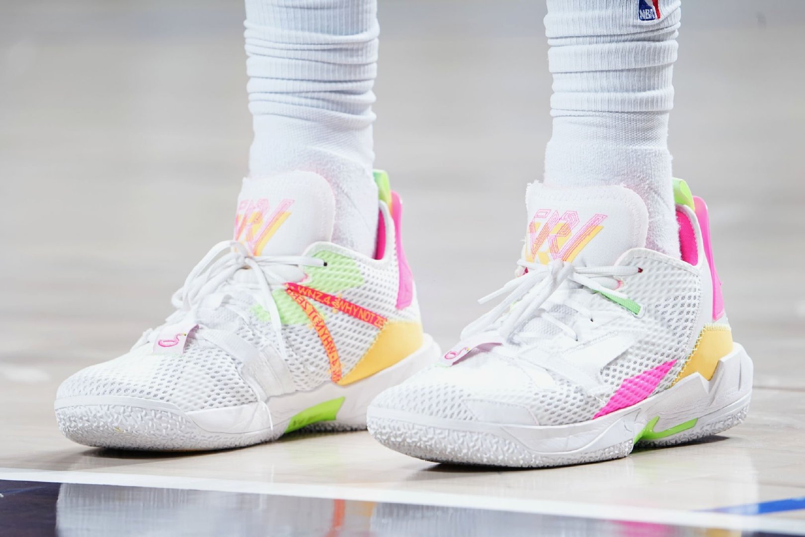 今日nba球鞋上脚,kd14有两位球员去穿,猜猜他们是谁?__财经头条