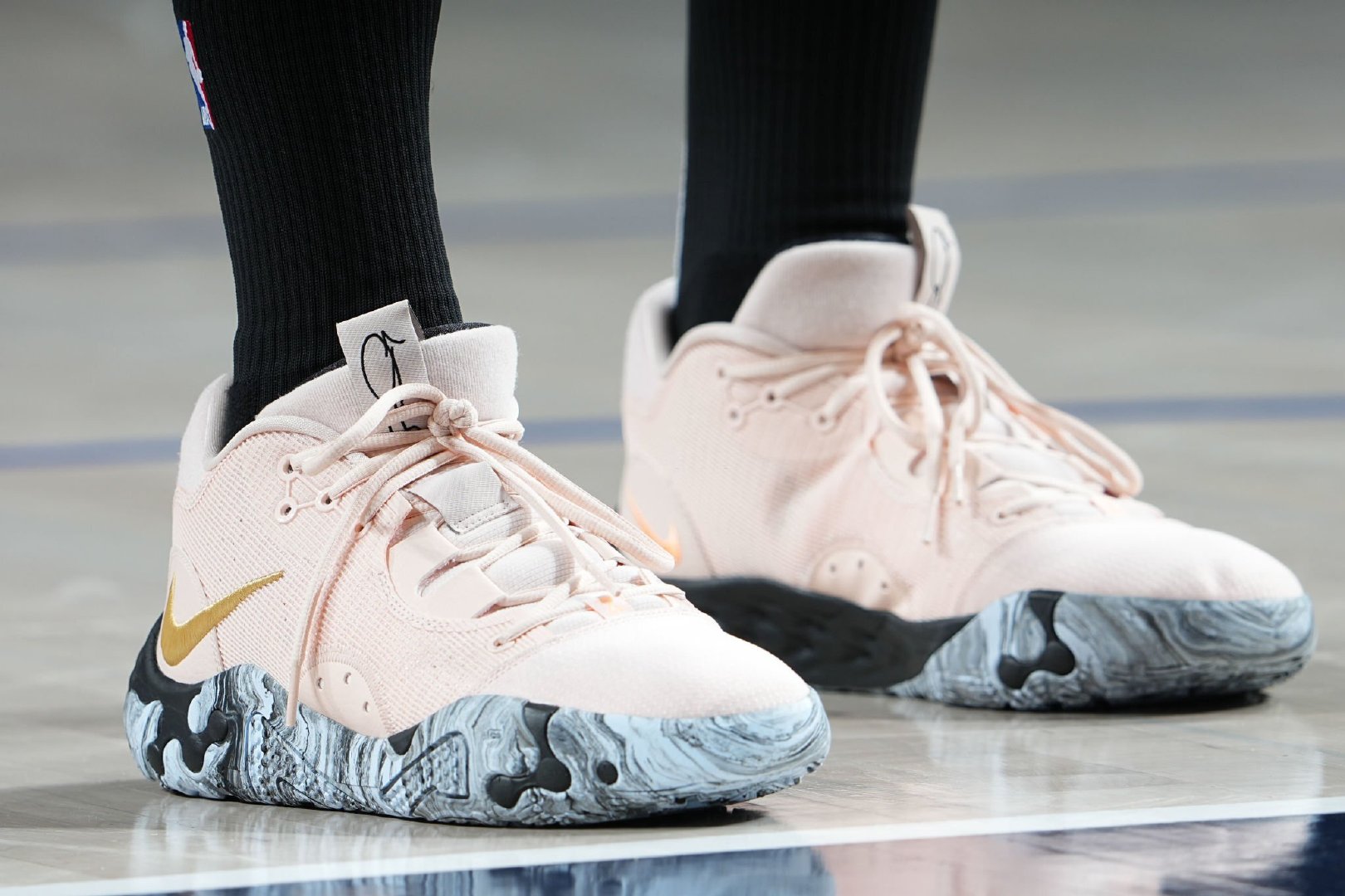 今日nba球鞋上脚,kd14有两位球员去穿,猜猜他们是谁?__财经头条