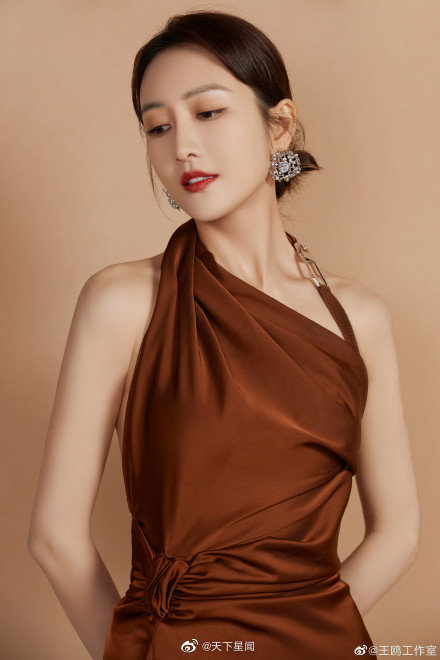 王鸥深咖色吊带礼服身段窈窕高盘发造型优雅高贵