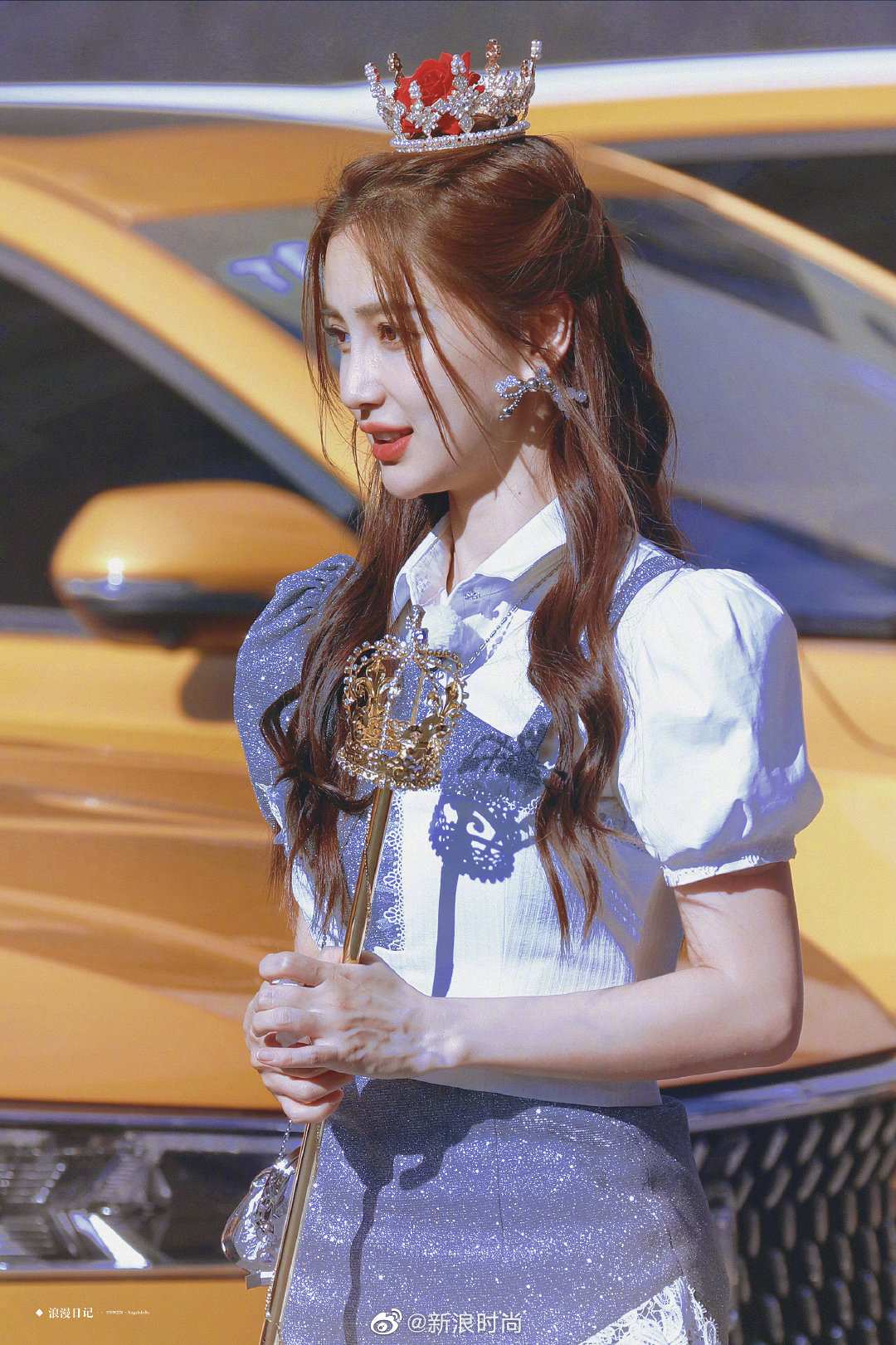 angelababy 晒出今晚跑男的皇冠造型,温柔卷发头戴皇冠