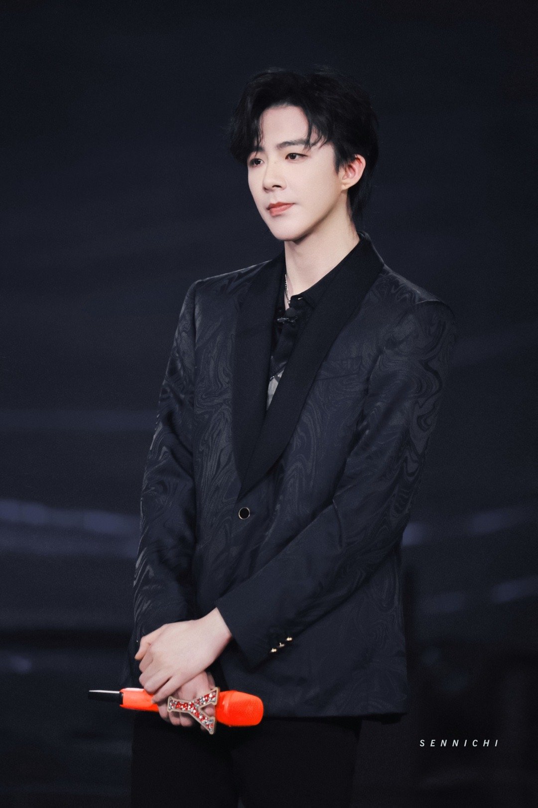 刘宇宁舞台错位图,看到这张图还以为是个鼻涕泡!真的太可爱了!