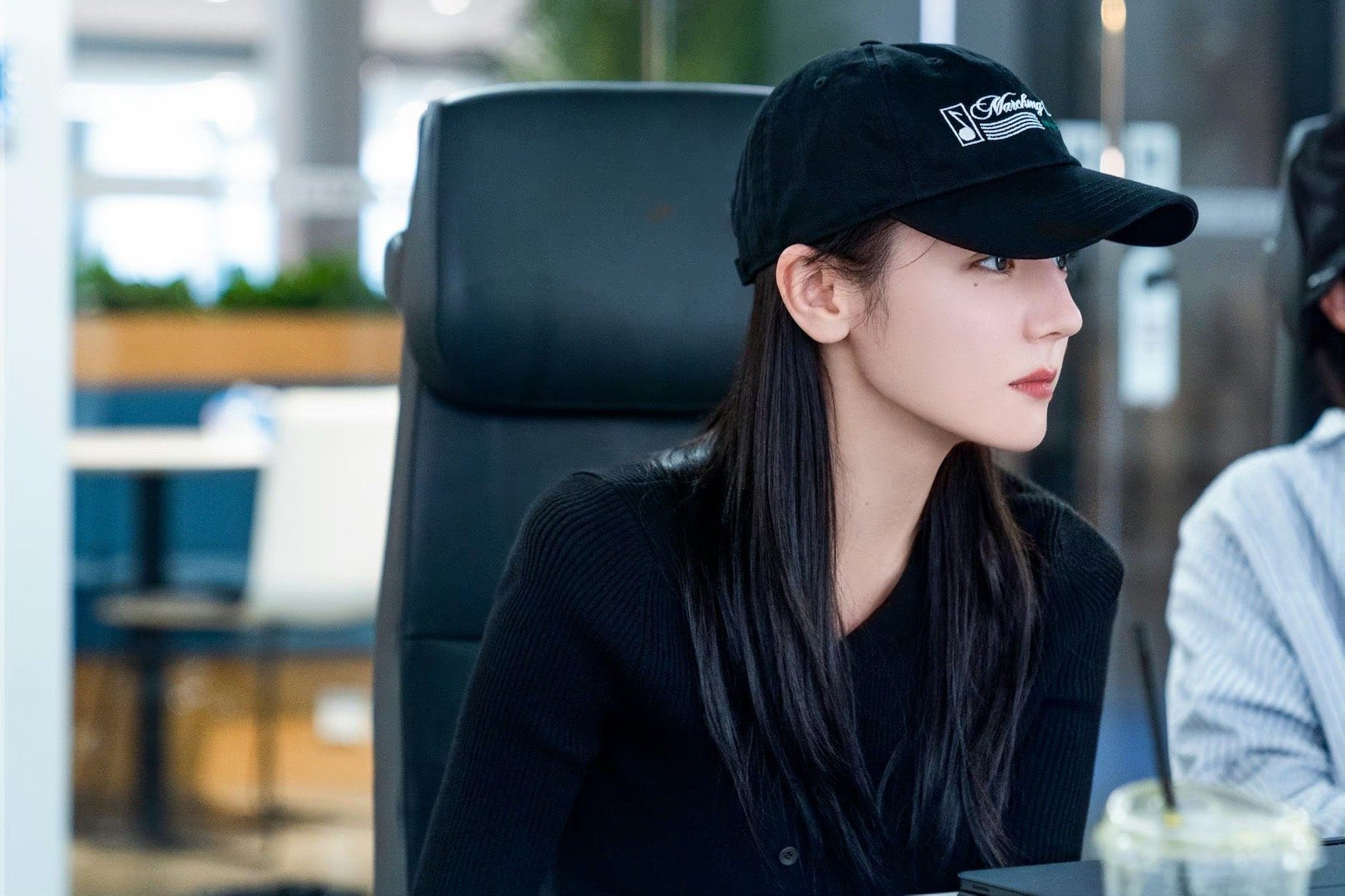 迪丽热巴棒球帽造型花絮图 黑色上衣棒球帽造型随性自在……_高清图集